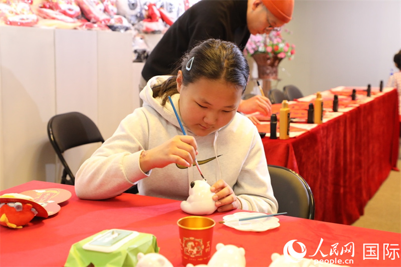 图为活动现场，小朋友体验熊猫彩绘。人民网记者 张朋辉摄