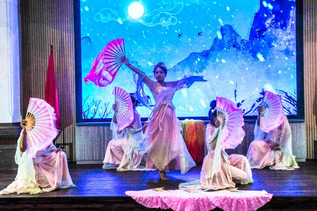 印尼巴陵康孔子学院2026年春节开放日活动的中国舞蹈表演。印尼巴陵康孔子学院供图