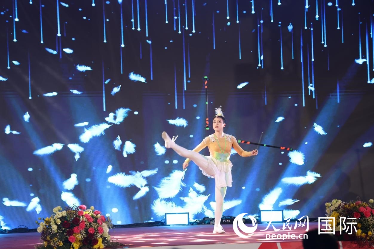 来自中国的演员在活动现场表演杂技。 人民网记者 张矜若摄