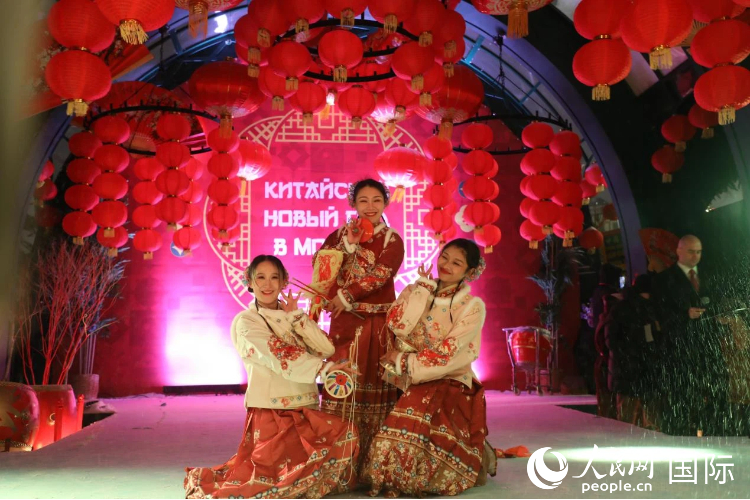 图为演员在活动开幕式上表演。人民网记者 肖新新摄