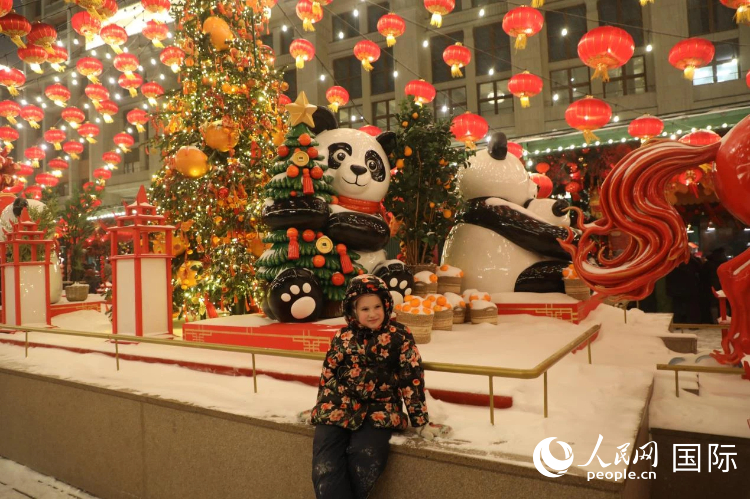 图为俄罗斯小朋友在活动现场同春节主题装饰合影。人民网记者 肖新新摄