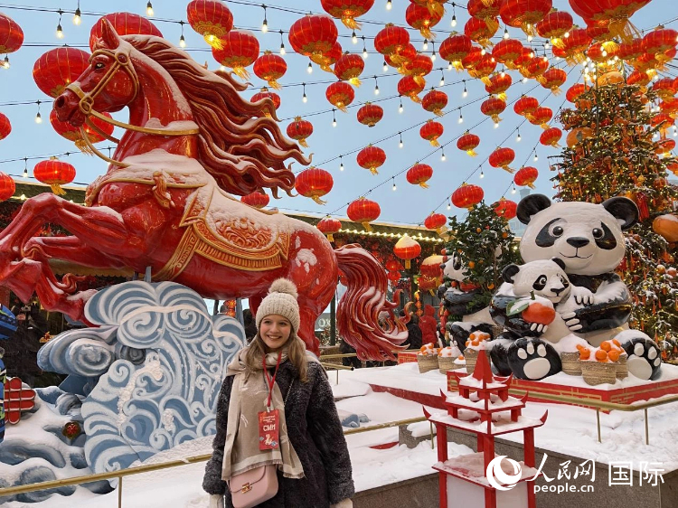 图为莫斯科市民在活动现场同春节主题装饰合影。人民网记者 肖新新摄
