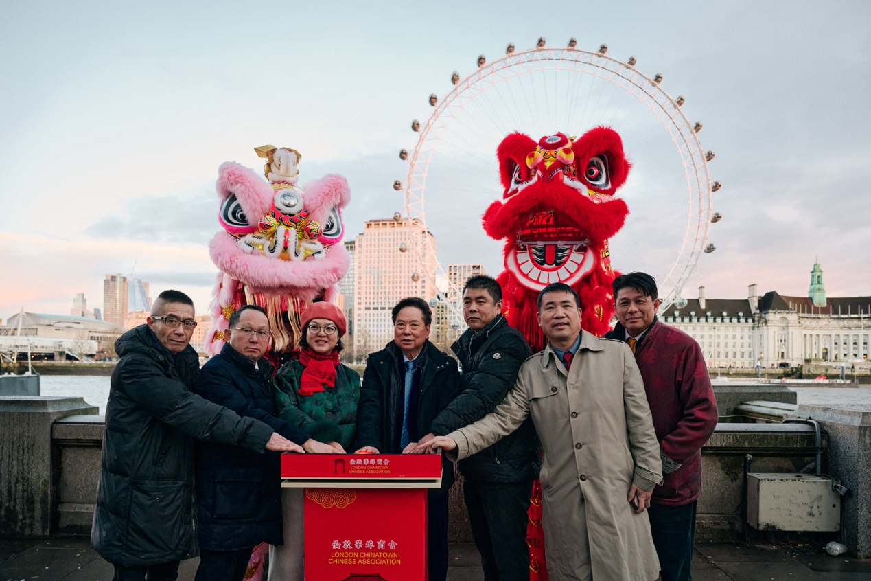 伦敦眼亮灯庆祝马年新春现场。杨浩鹏摄