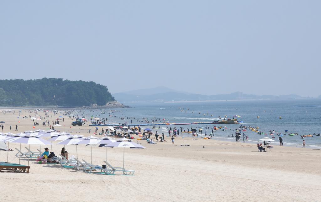 2024年8月9日，游人在韩国保宁市的海水浴场休闲。新华社记者姚琪琳摄