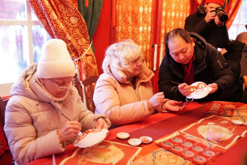图为俄罗斯民众在“欢乐春节”新春庙会活动现场体验非遗项目。北京市文化和旅游局供图