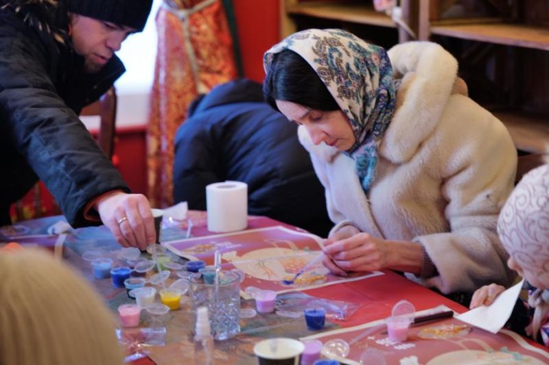 图为俄罗斯民众在“欢乐春节”新春庙会活动现场体验传统手工艺项目。北京市文化和旅游局供图