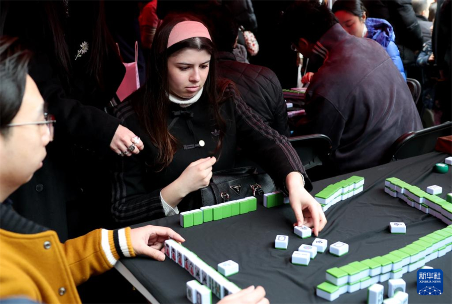 2月21日，人们在英国伦敦卡姆登集市举行的中国春节庆典活动上体验中国麻将。新华社记者 李颖 摄