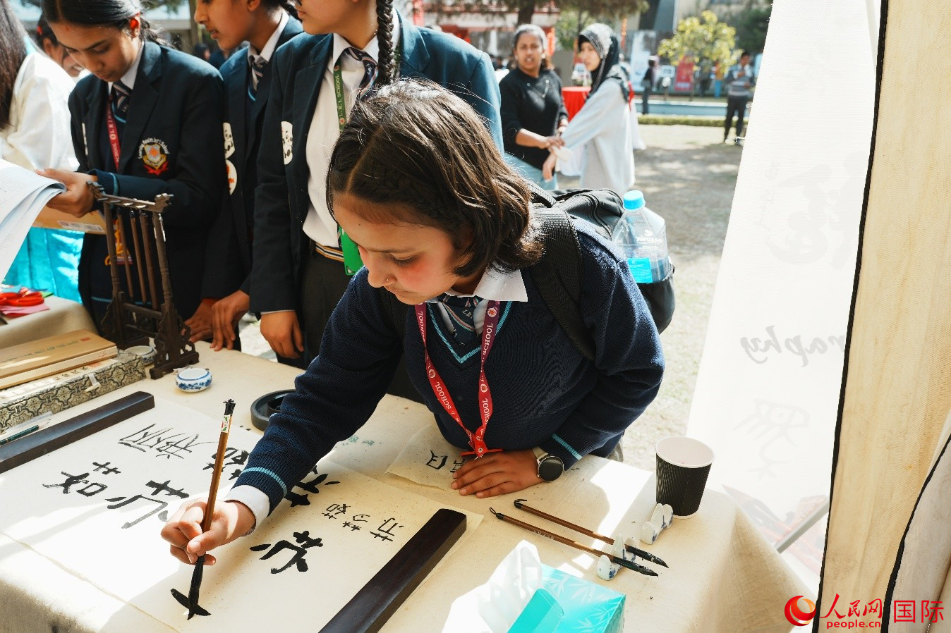 尼泊尔民众体验中国书法艺术。人民网记者 李墨摄