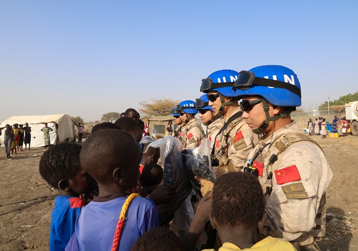 维和官兵向当地社区捐赠书包文具。韩瑞田摄