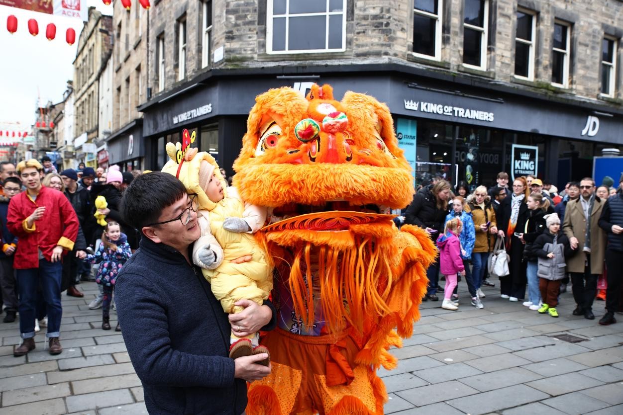 兰卡斯特中国新年庆典活动现场,舞龙与观众互动。主办方供图