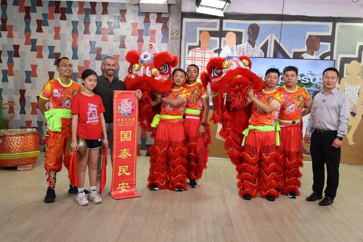 节目录制现场,艺术团团员带来舞狮表演。 开普敦华星艺术团供图