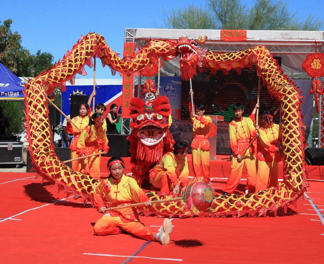盛典现场的舞龙舞狮表演。
