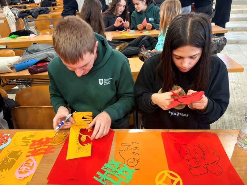 学生体验剪纸。威尼斯大学孔子学院供图