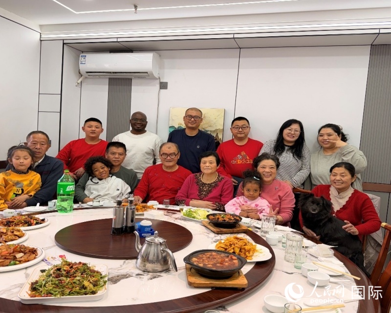 我和我的中国家庭的合影。图片由作者提供