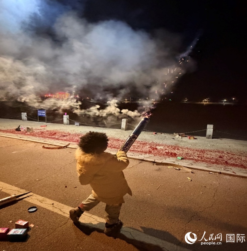 我的孩子在放烟花。图片由作者提供