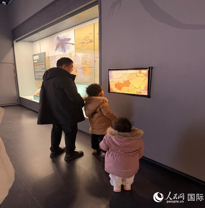 姥爷在给孩子介绍博物馆。图片由作者提供