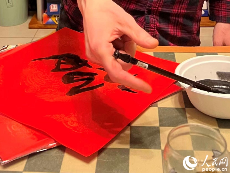 除夕夜写福字。人民网 马蒂奥摄