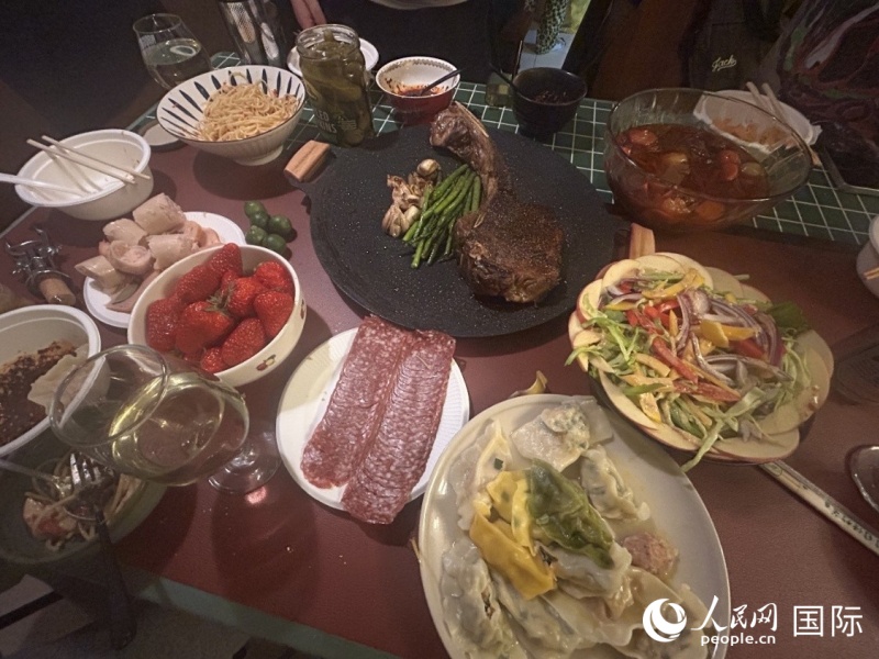 为庆祝除夕准备的丰盛年夜饭。人民网 马蒂奥摄