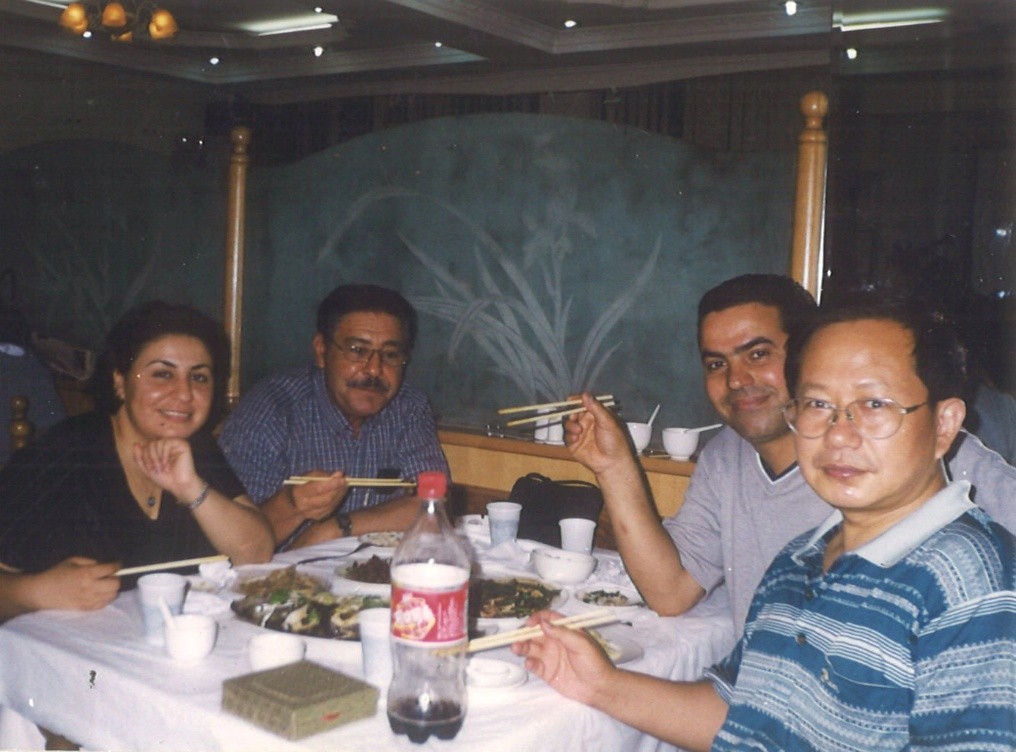 2000年春节，法伊萨（左一）在北京师范大学与导师和家人们团聚