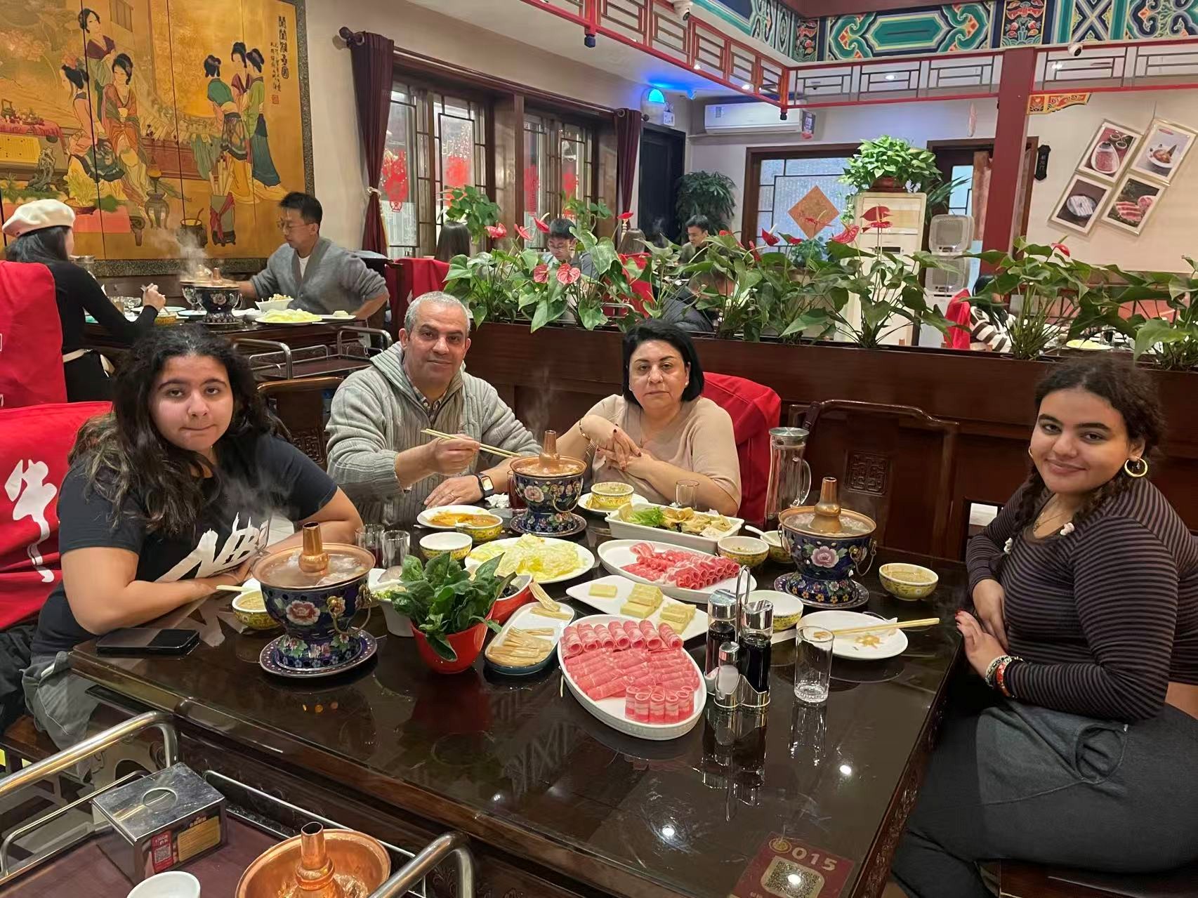 2023年,法伊萨一家在外聚餐,欢度春节。
