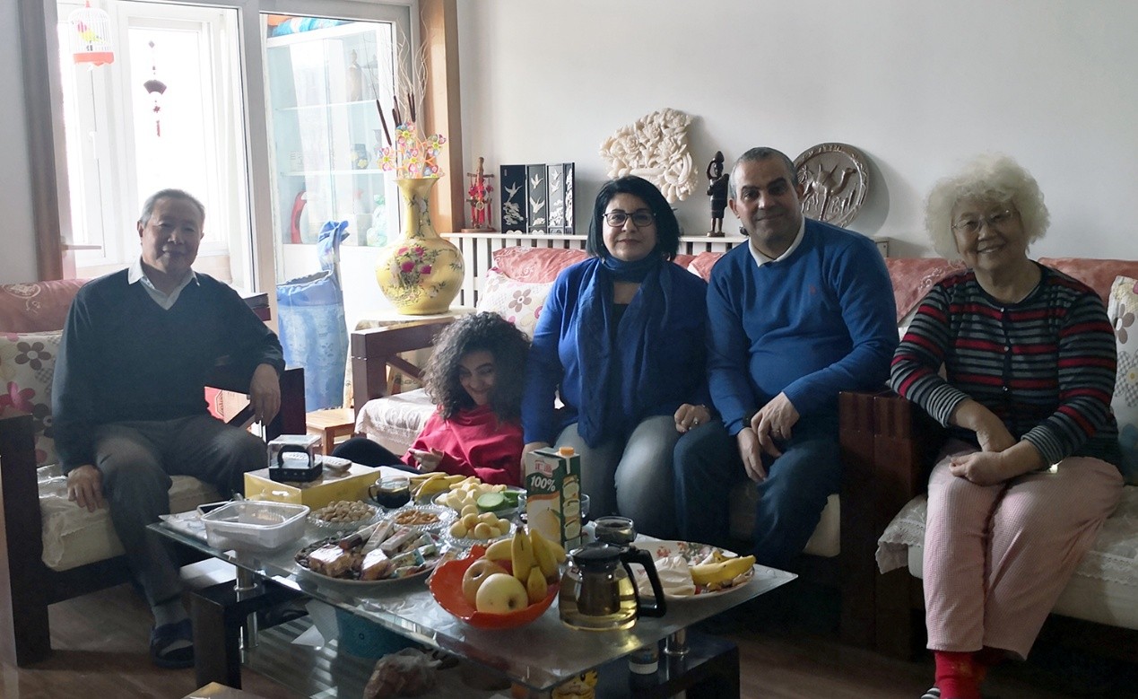 2019年春节,法伊萨携家人在北京探望她的中文启蒙老师陆应飞(左一),时光回溯至 1995 年,正是陆应飞老师在阿尔及利亚,为她开启了中文学习的大门