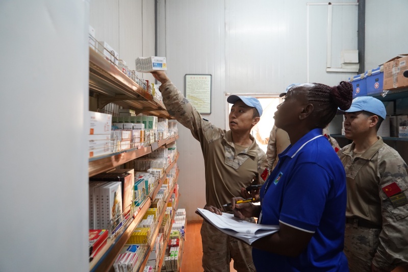 医疗区核查。中国第16批赴南苏丹（瓦乌）维和部队供图