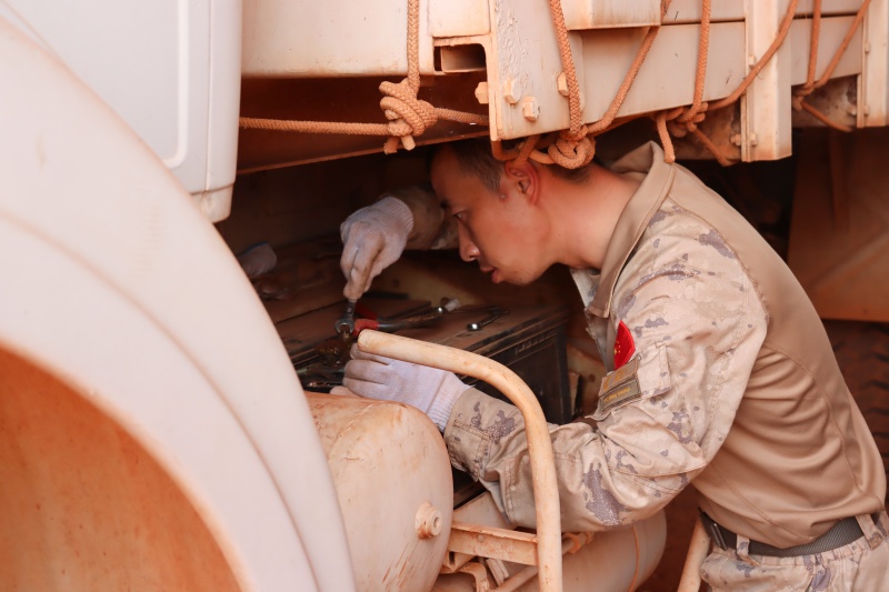 维修装备。中国第16批赴南苏丹（瓦乌）维和部队供图