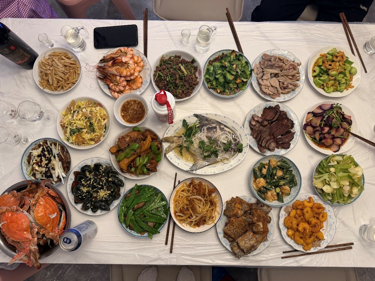 山东青岛，春节家宴。人民网 柯明可摄