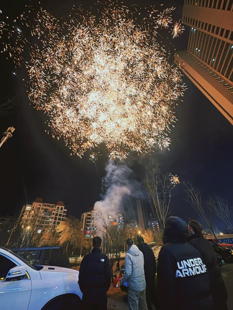  山东青岛，绽放的烟花点亮夜空庆祝春节。李倩摄