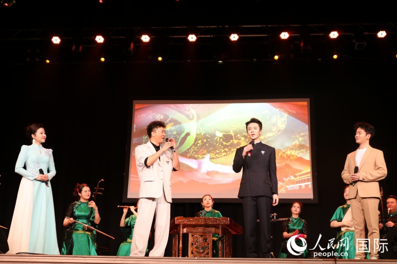 演员们深情演绎受到观众热烈好评。人民网记者 程龙摄