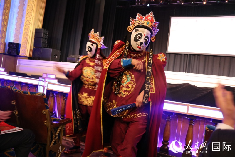 变脸节目演员与观众互动。人民网记者 程龙摄