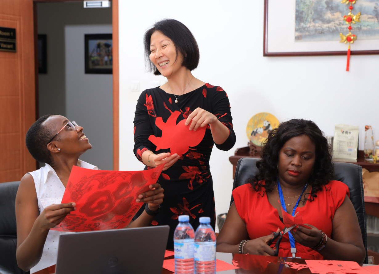 剪纸交流活动现场。中国海油供图