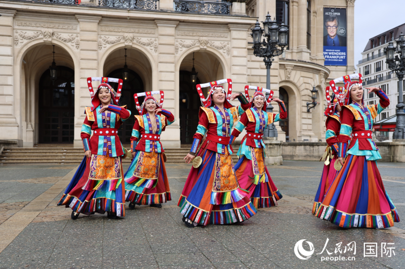 图为那曲市艺术团在法兰克福老歌剧院广场表演歌舞节目。人民网记者 刘仲华摄