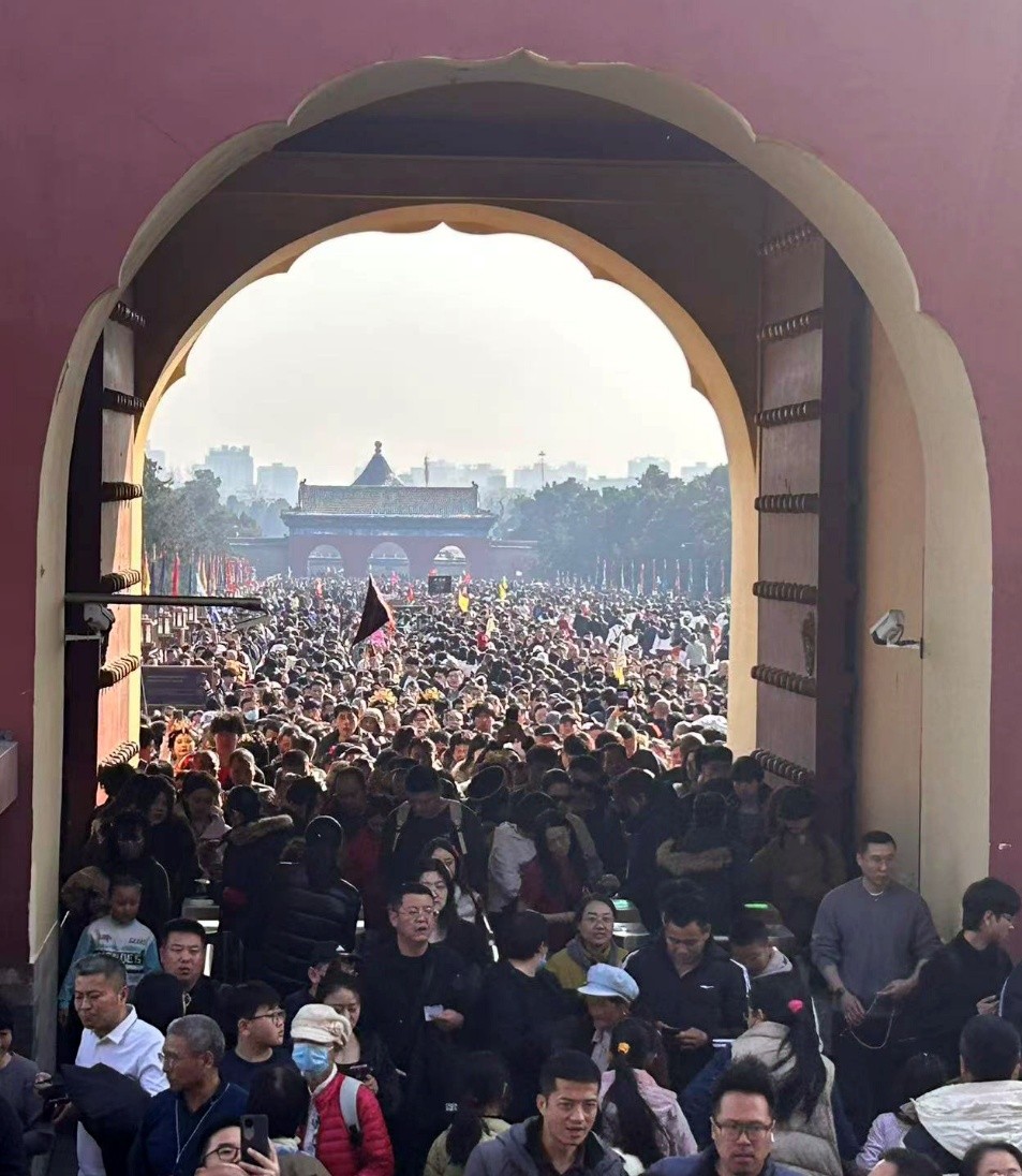 2月16日,游客在北京天坛游览。(图片由人民网乌尔都语版读者瓦尔达·沙基尔提供)