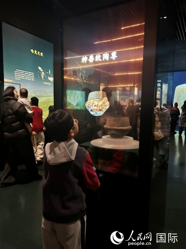 内蒙古博物院里,小朋友正通过3D技术了解文物。 人民网 河贞美摄