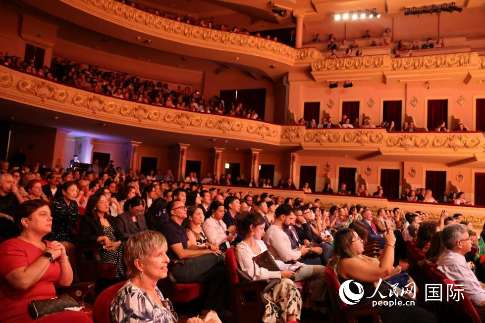 2026年新春演出活动现场,观众正在观看演出。人民网实习生 侯天泽摄