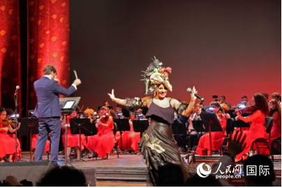 巴西歌手米谢尔莉·贡丁演唱巴西经典乐曲《雀鸟》。人民网实习生 侯天泽摄