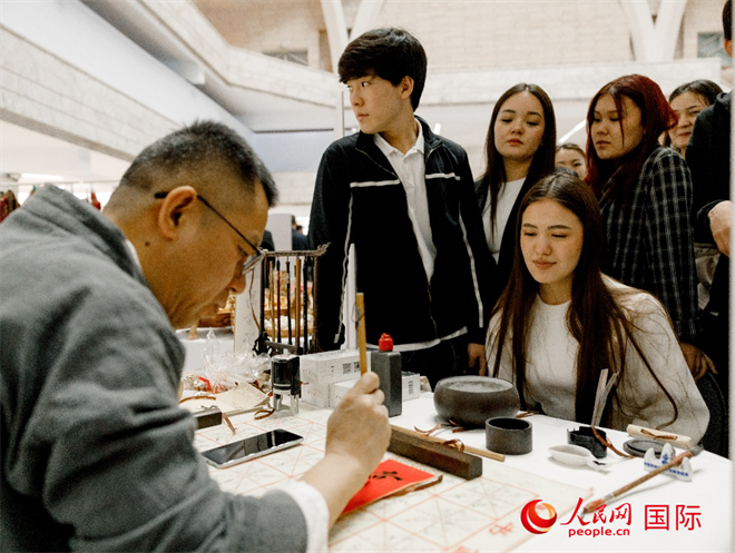 当地民众体验中国书法文化。中油国际管道中哈天然气管道公司供图