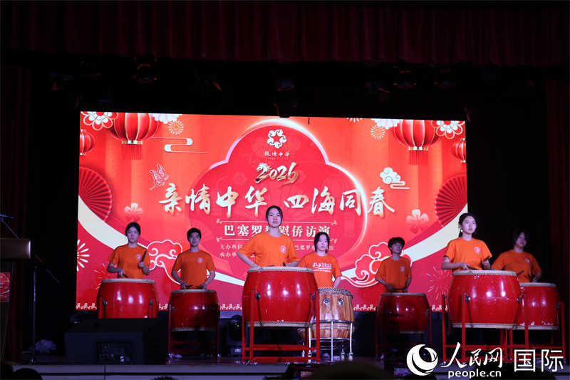 华裔青少年带来开场节目。记者程龙摄影