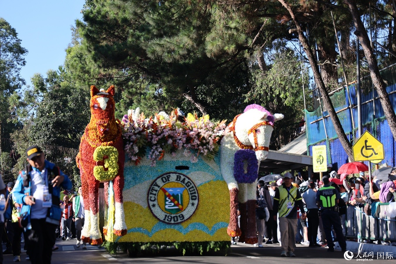碧瑶市政府的骏马造型花车，既是对早期山区交通运输的致敬，也象征着生肖马的活力、智慧和成功。人民网记者 樊帆摄