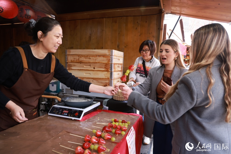 当地市民热情参与在马德里西班牙广场举办的中国春节庙会活动。人民网记者 许海林摄
