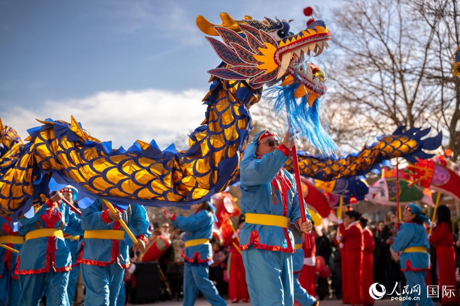 西班牙马德里举行巡游活动庆祝春节。林琦婷摄
