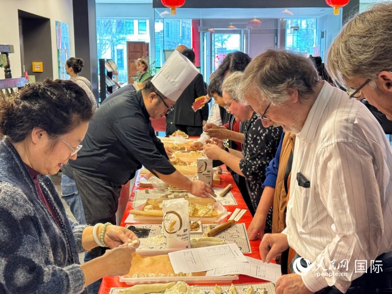 来宾们在学习体验包饺子。人民网实习生 赵宏笙摄