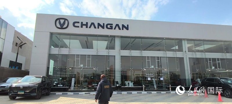 位于新开罗会展城附近的长安汽车展销店 人民网记者黄培昭摄