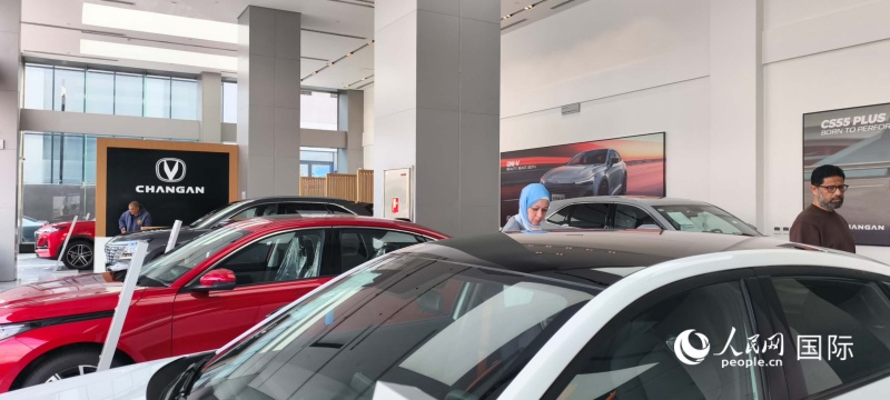 展销店里展出的各种车型 人民网记者黄培昭摄