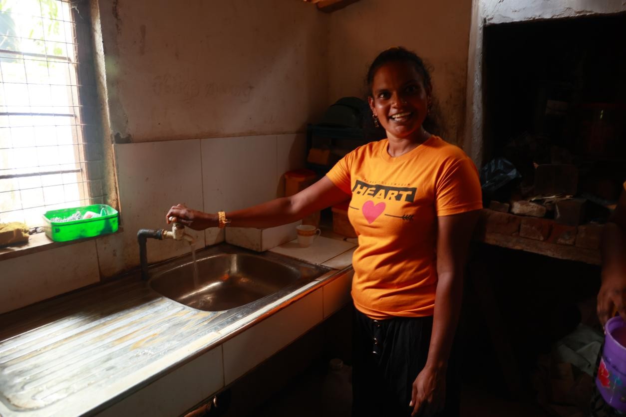 斯里兰卡当地村民展示清洁自来水。 中国建筑斯里兰卡分公司供图