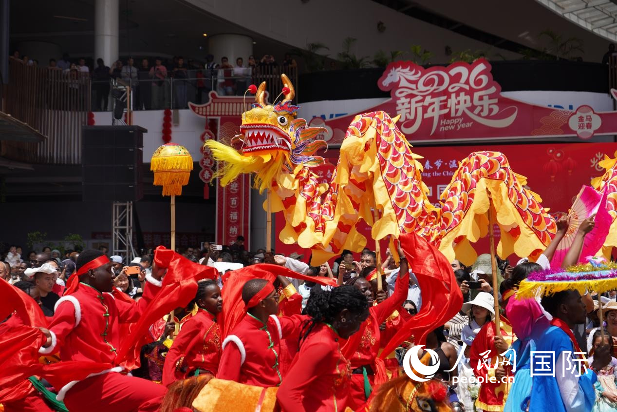 在第三届内罗毕春节庙会上，当地学生带来精彩开场表演。人民网记者 黄炜鑫摄
