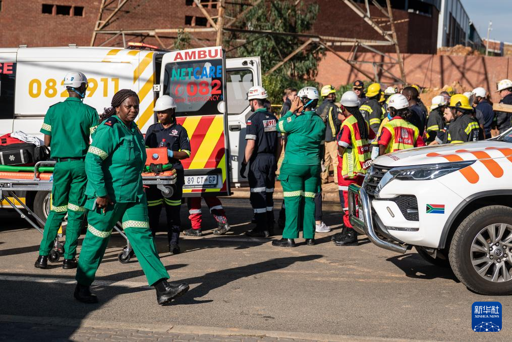 3月2日,工作人员在南非约翰内斯堡的建筑坍塌事故现场作业。新华社发(希拉兹·穆罕默德摄)