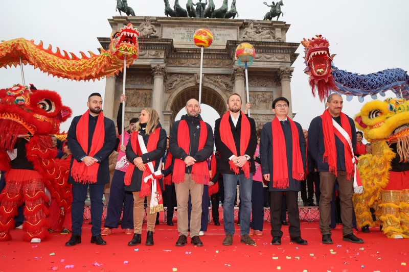 嘉宾合影。     舞狮表演。    主办方供图