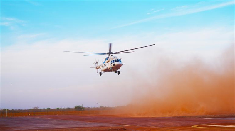 中国第六批赴阿卜耶伊维和直升机分队完成野外条件下换件试飞。黄浩摄